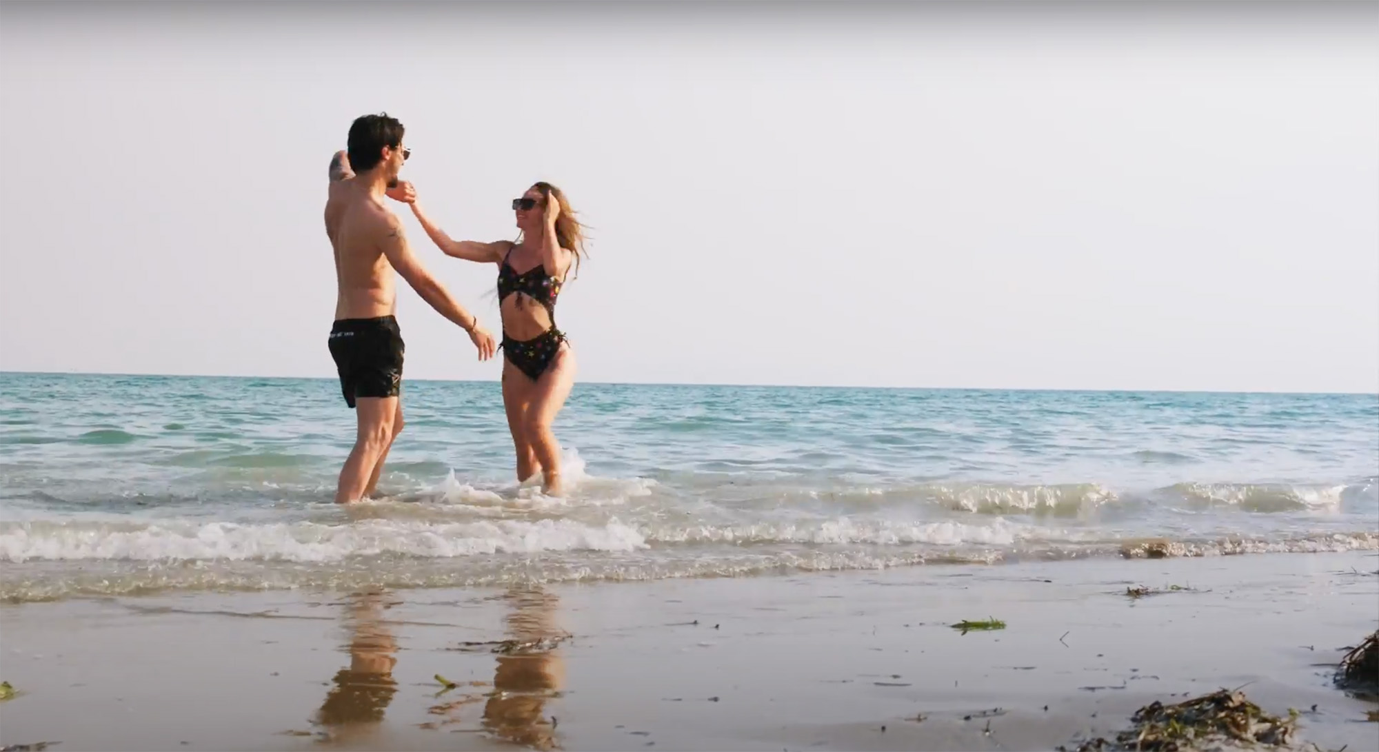 coppia sulla spiaggia di Bibione 