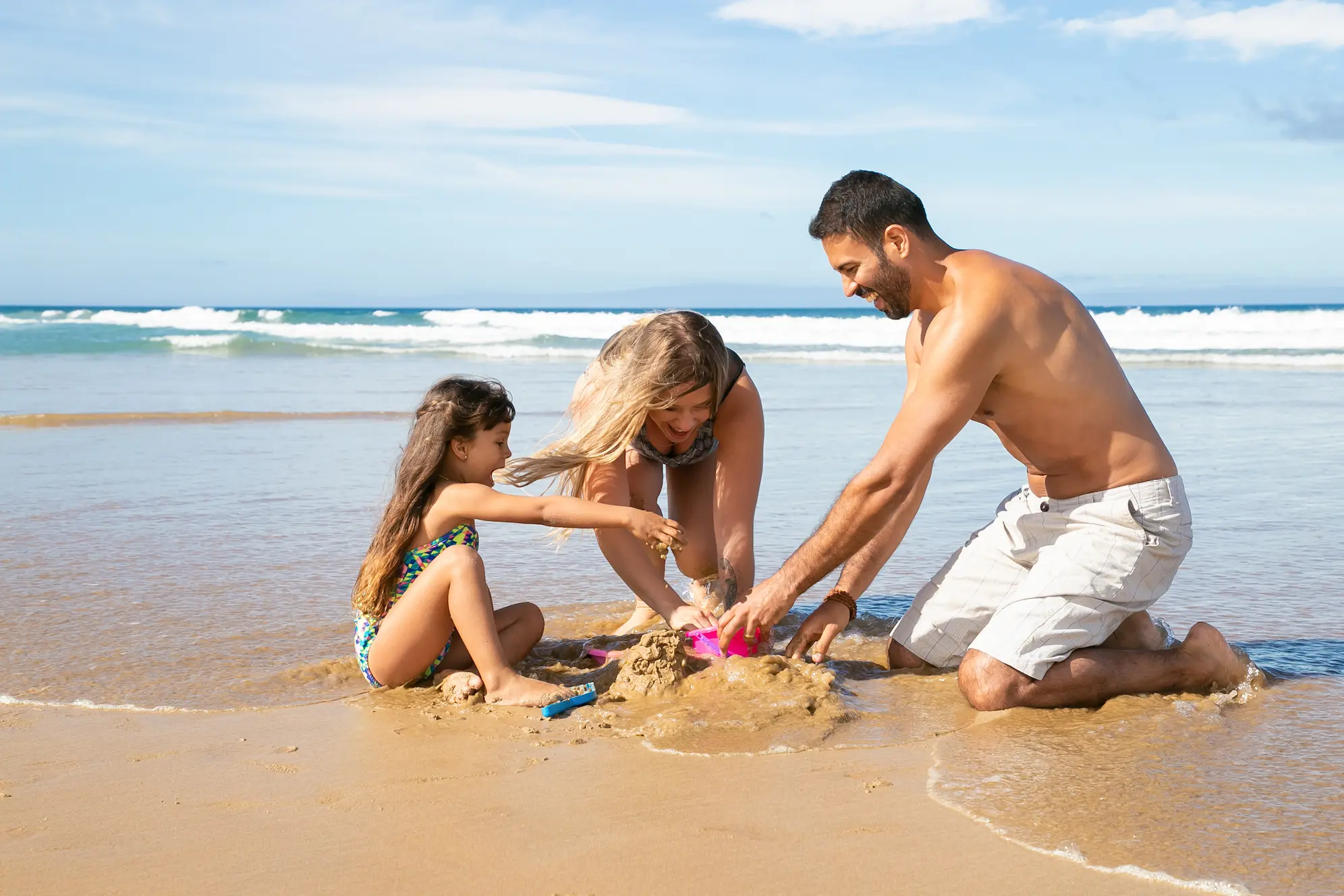 famiglia in vacanza a Bibione che gioca sulla spiaggia