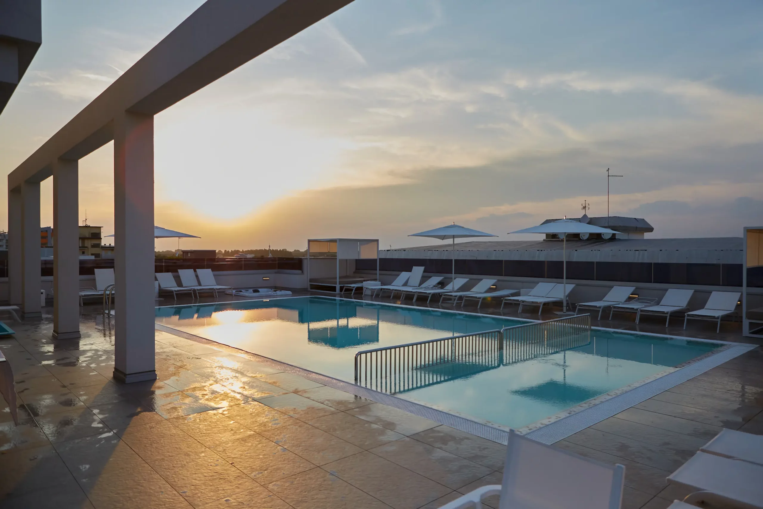 Piscina dell'hotel Amburgo al tramonto