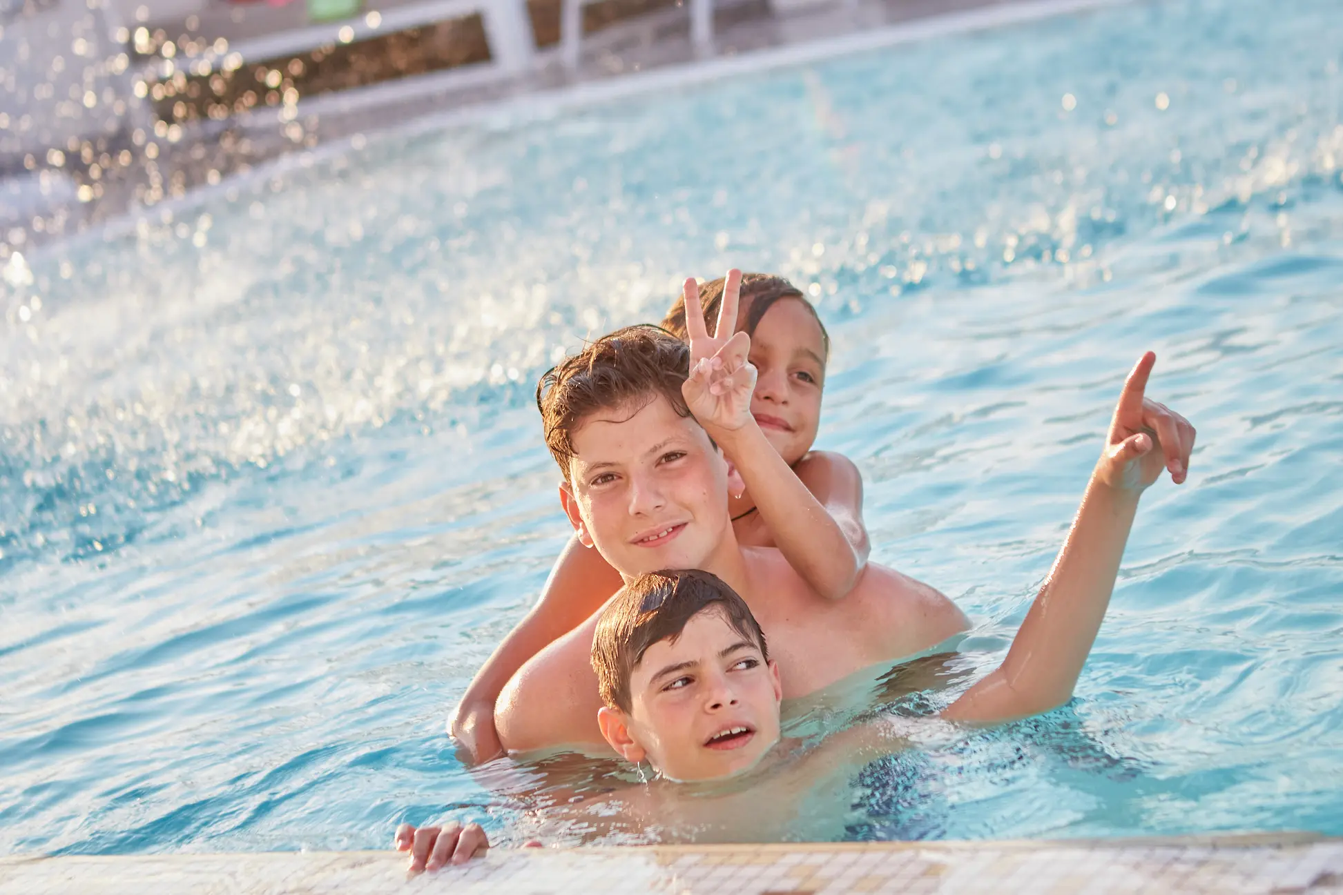 Bambini in piscina 