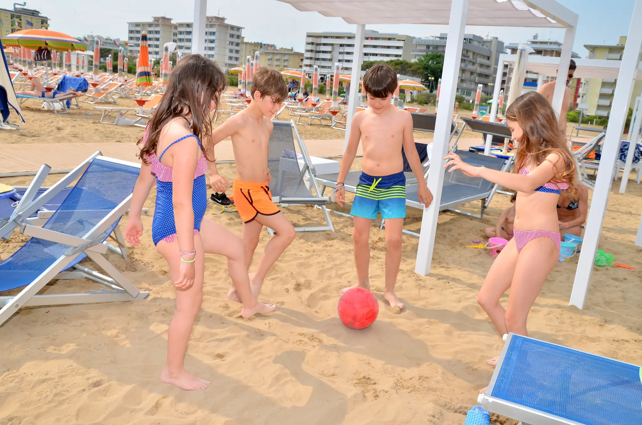 Bambini che giocano a palla sulla spiaggia di Bibione