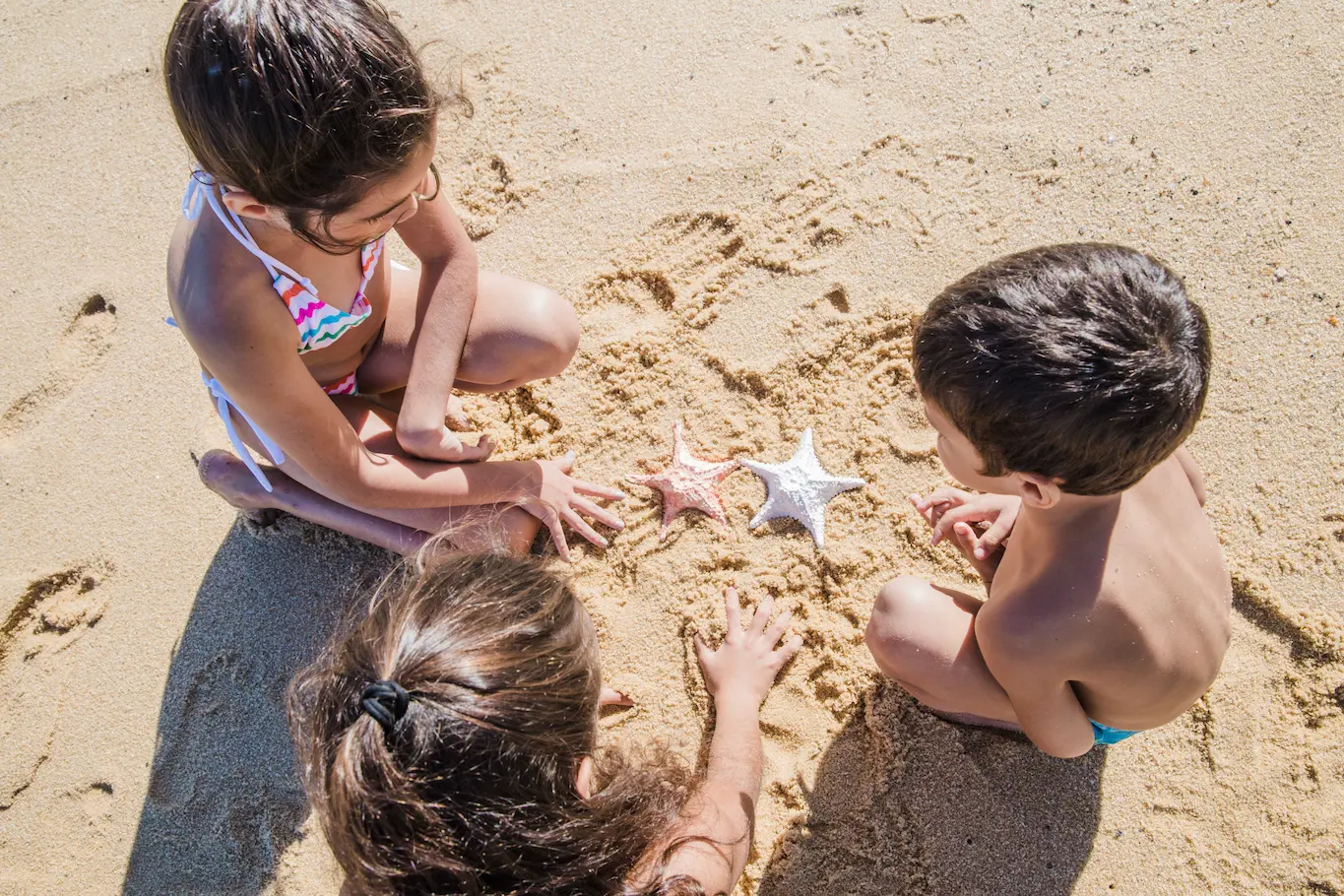 Bambini in vacanza a Bibione che giocano sulla spiaggia