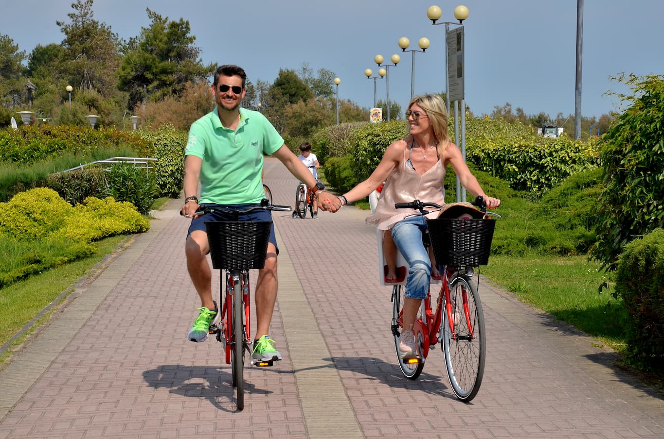 coppia in bicicletta a Bibione 