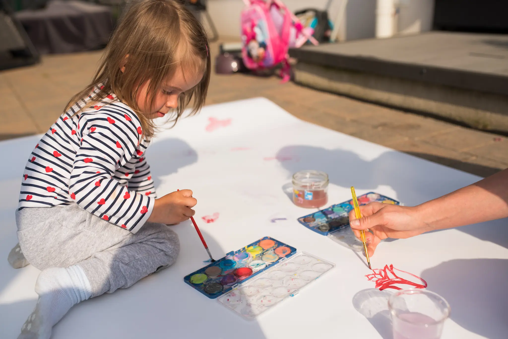 Bambina che dipinge all'Hotel Amburgo a Bibione